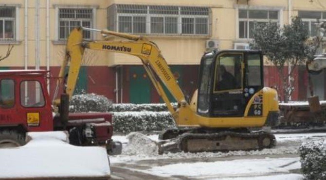 Excavator operation in cold weather